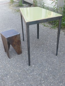 Atelier Masswerk  Neue Tische und Hocker Metal, Holz, Epoxydharz