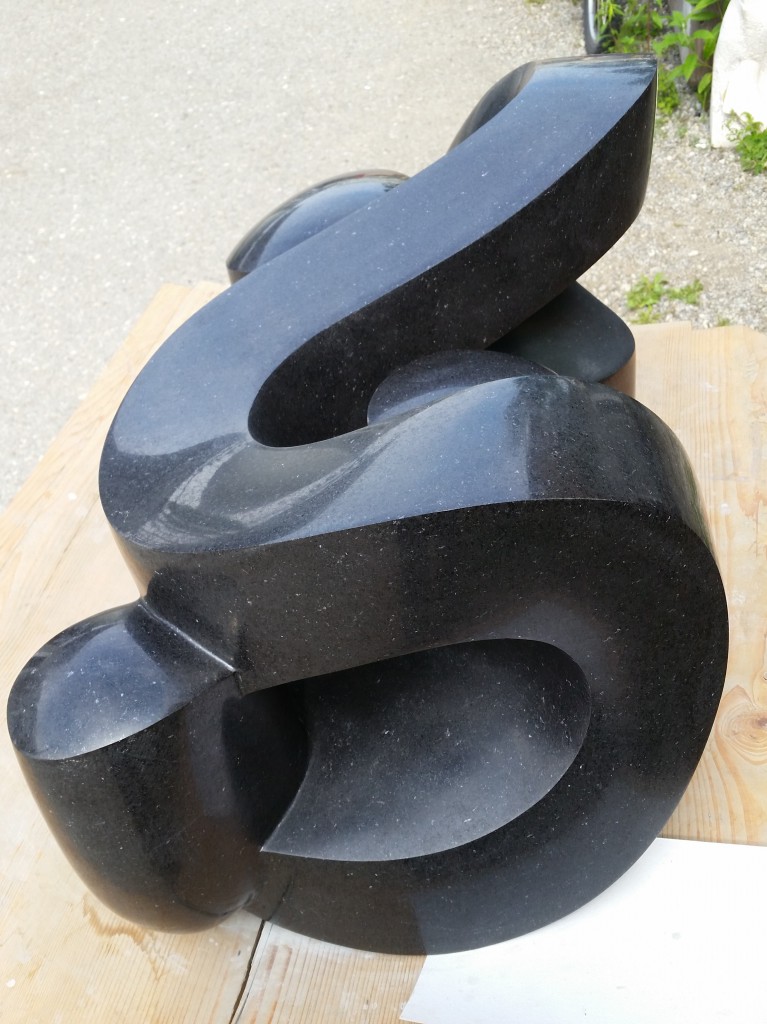 Schleifen und polieren von Skulpturen für Daniel Hardmeier, Bildhauer, Steinmaur ZH.