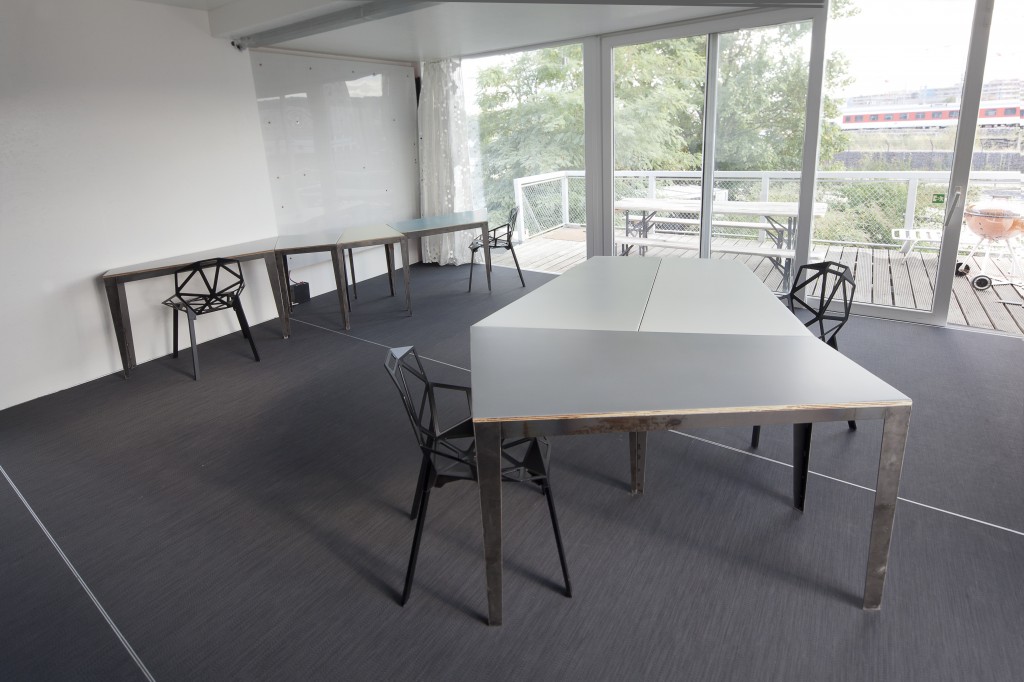 Tische in Trapetzform, jeder ein Unikat, beliebig zu gruppieren miteinander. Stahl, Holz mit Epoxyoberfläche in div. Farben.